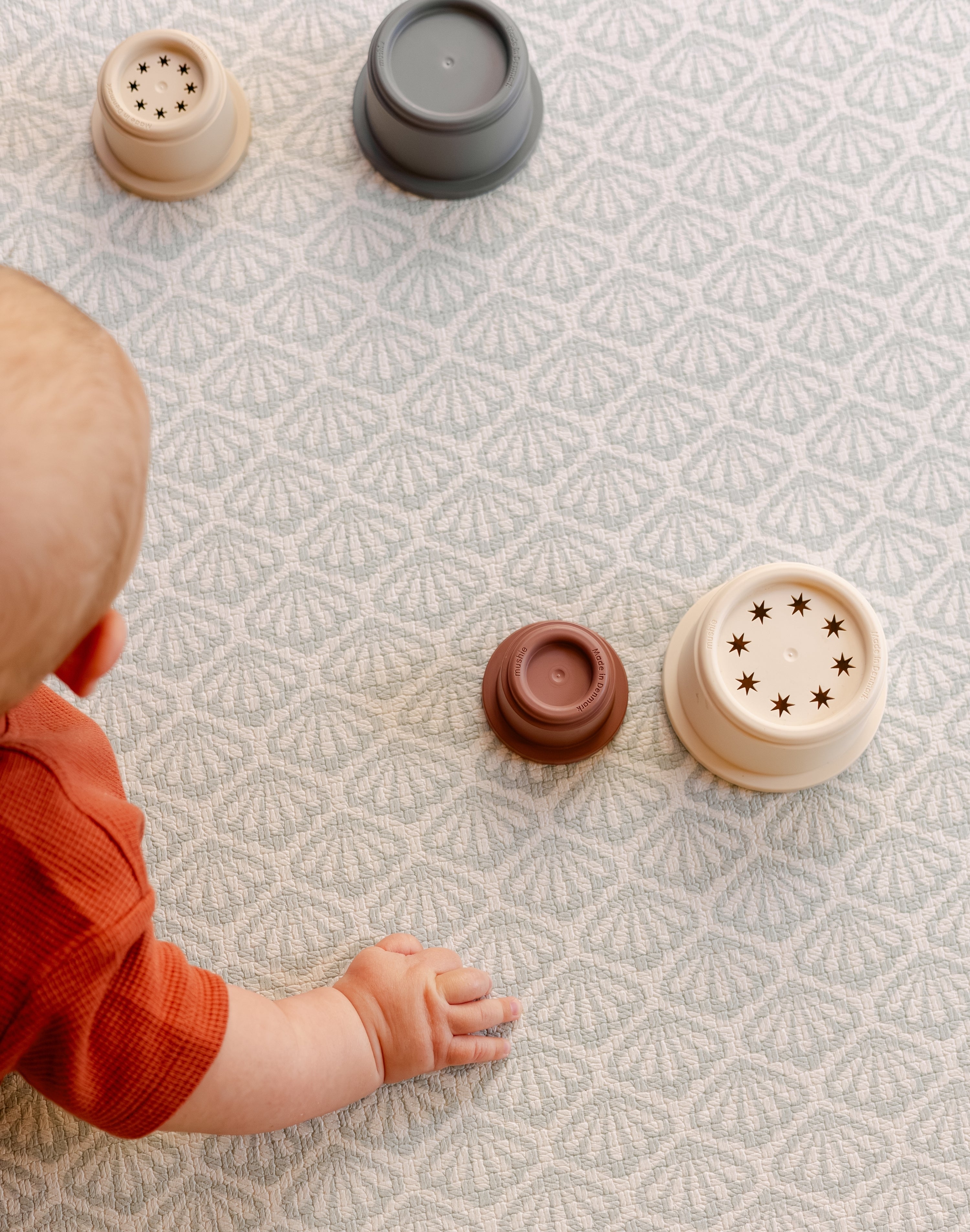 A close up on the beachcomber play mat with a baby enjoying some tummy time | SKU: 26 BEACH/GATHER XL, 26 BEACH/GATHER STD, 26 BEACH/GATHER COMP